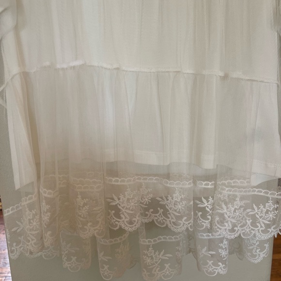 Tiers of tulle are layered atop a perfectly-cut T-shirt with added lace accents. - Picture 2 of 10